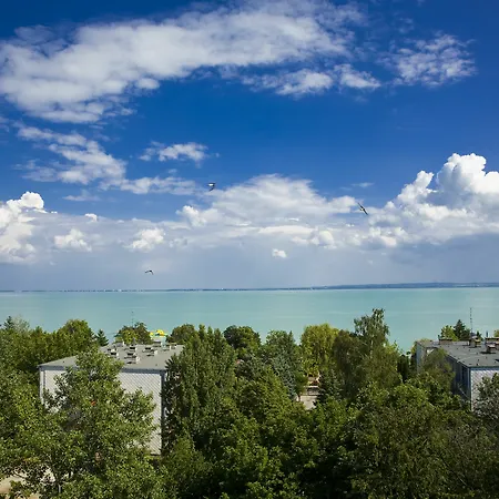 Hotel Holiday Csopak فندق