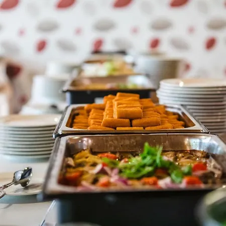 Отель Hotel Holiday Csopak